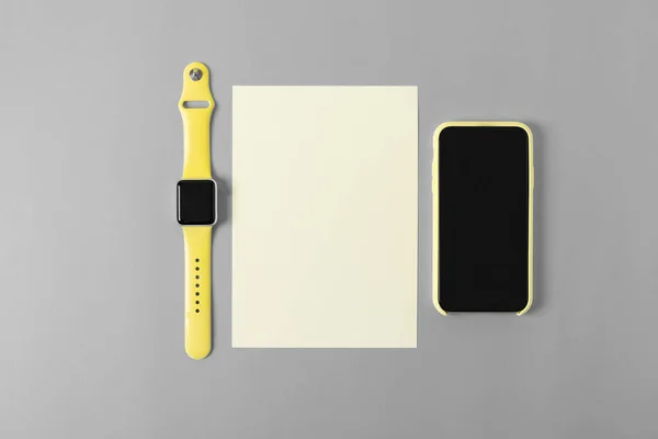 Жовтий мобільний телефон і дивитися на чистий сірий офісний стіл — стокове фото