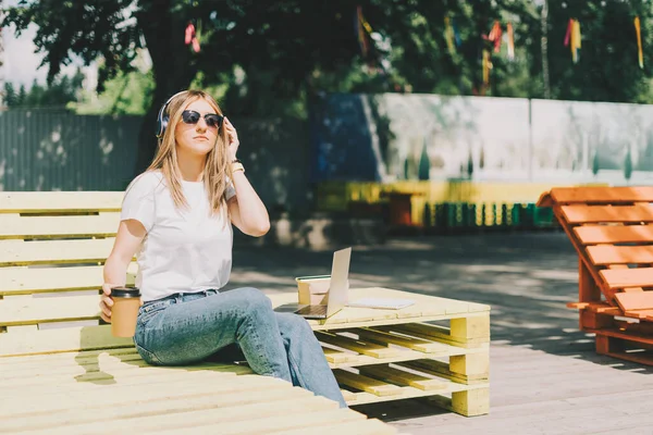 Mujer con audífonos haciendo una videollamada. —  Fotos de Stock