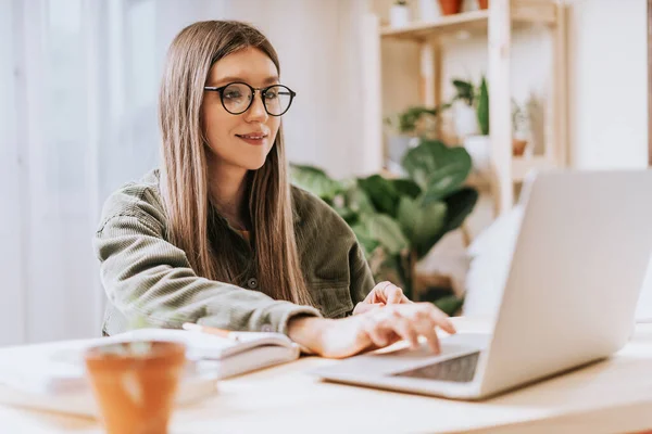 Egy nő gépel a laptopnál — Stock Fotó