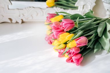 Sarı ve pembe laleler.