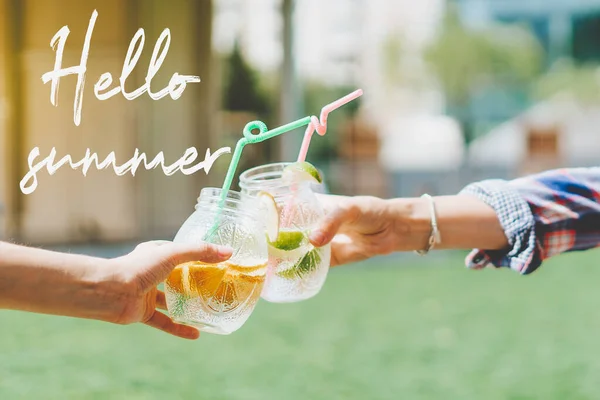 Hallo Sommertext. Limonadencocktail in der Hand. — Stockfoto