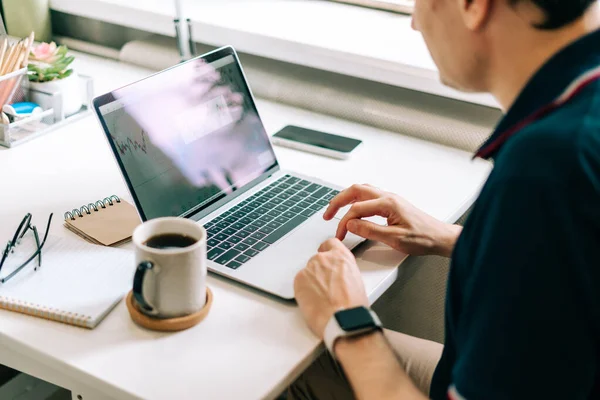 Férfi gépelés a mockup laptop — Stock Fotó