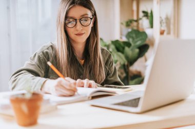 Kadın dizüstü bilgisayarda yazıyor.