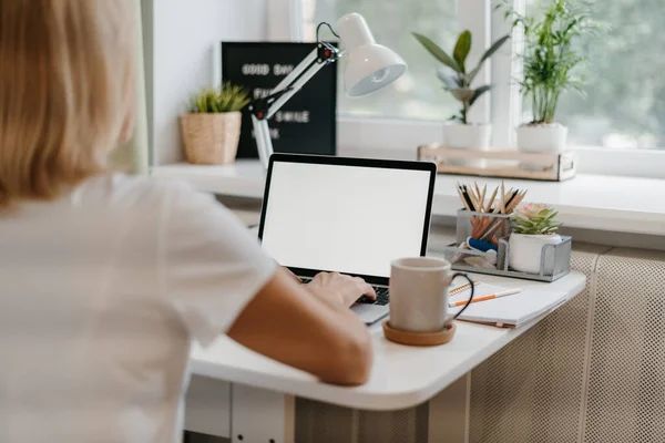 Vágott nő gépelés a mockup laptop — Stock Fotó