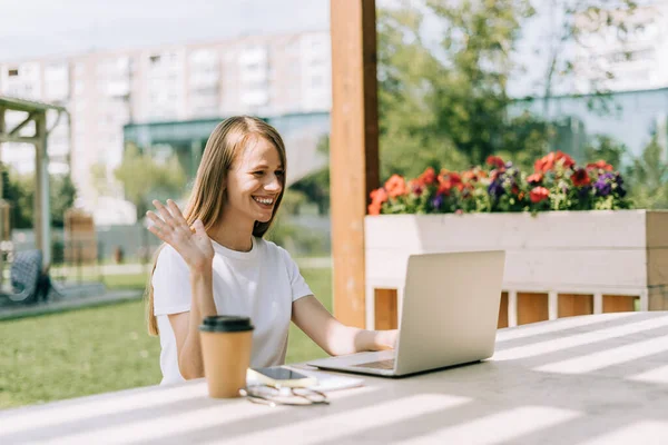 Kvinna som arbetar på laptop utanför. — Stockfoto