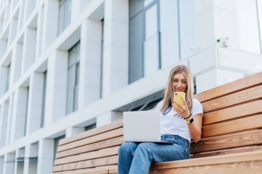 Güzel bir kadın selfie çekiyor. 