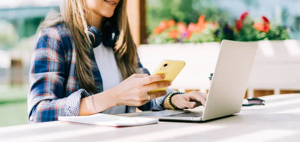 Güzel bir kadın cep telefonundan mesaj atıyor. — Stok fotoğraf