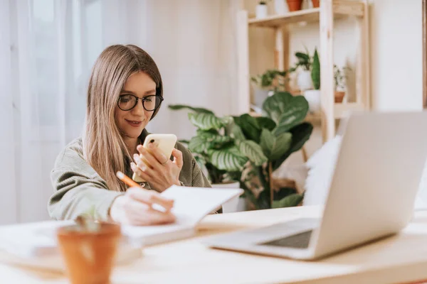 Mujer con portátil y teléfono — Foto de Stock