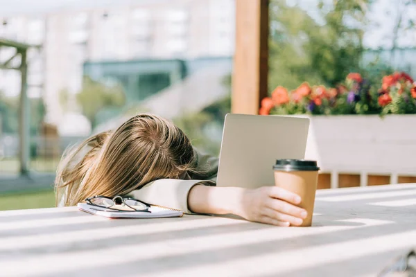 Affärskvinna i kavaj arbetar på laptop utanför. — Stockfoto