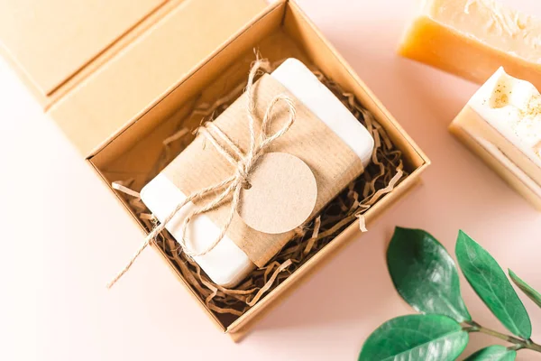Přírodní mýdlo v dárkové krabici s prázdným štítkem — Stock fotografie