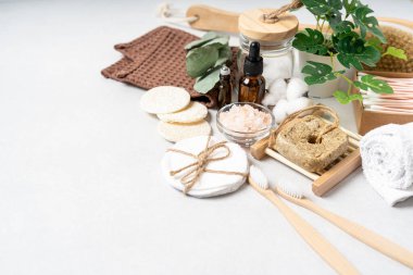 Doğal banyo ve spa aletleri. Sıfır sürdürülebilir yaşam tarzı konsepti. Bambu diş fırçası, doğal şampuan, pamuk pedleri, beyaz arka planda yeniden kullanılabilir şişelerde ev yapımı DIY güzellik ürünleri.
