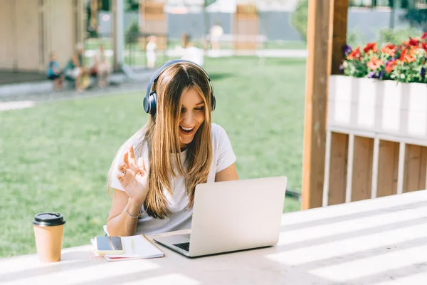 Kvinna i hörlurar med videosamtal. — Stockfoto