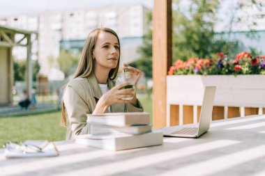  Dışarıda dizüstü bilgisayarda çalışan kadın..
