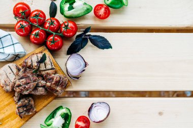 Üst Manzara Barbeküsü. Ahşap arka planda ızgarada kızarmış et. Metin için kopyalama alanı olan düz uzandı.