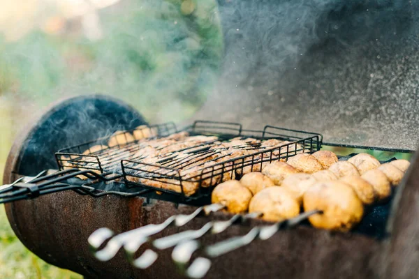 Houby na špejlích se smaží na dřevěném uhlí. Gril s masem a houbami smažené na grilu venku na dvorku — Stock fotografie