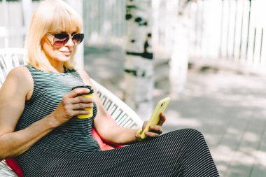 Cep telefonunda çevrimiçi mesaj atan kadın