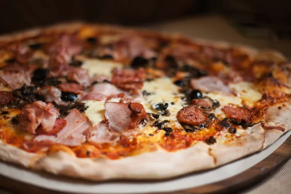 Pizza con carne, pancetta, formaggio — Foto Stock