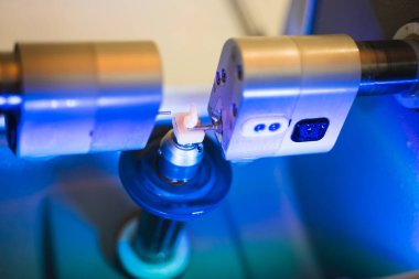 Seçici odak, seramik kalıp makinesinin ayrıntılı çizimi bir taç veya diş kaplaması yapmak için.