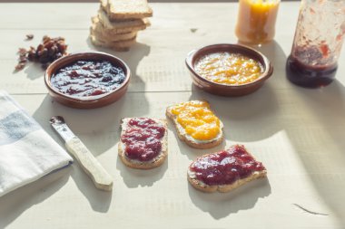 renkli vintage ev yapımı reçel ile tost