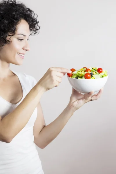 genç kadın profili-beyaz izole sebze salatası ile