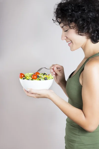genç bir kadın profili izole sebze salatası ile