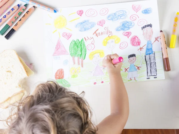 Little girl painting a pink dress of a girl in a kids drawing of — Stock Photo, Image