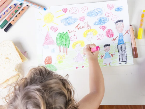 Niña pintando un vestido rosa de una niña en un dibujo de niños de — Foto de Stock