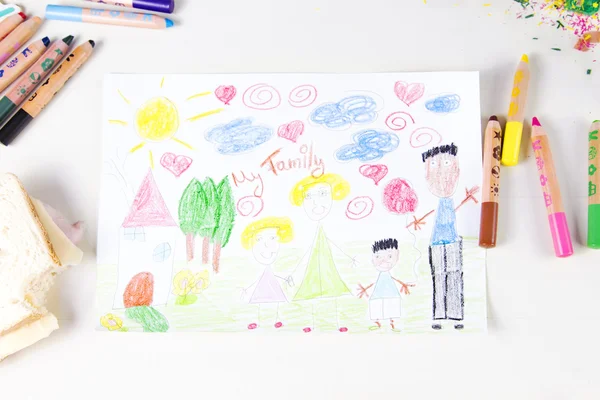 Dibujo para niños de familia multirracial y lápices de colores en lana — Foto de Stock
