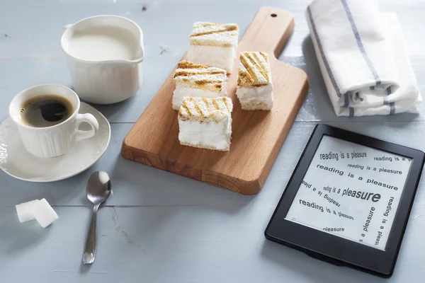 E-book reader on a wooden blue table — Stock Photo, Image