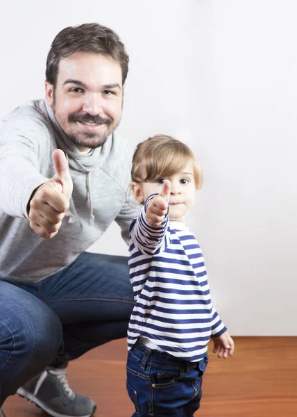 Otec a její malá dcera s palec nahoru — Stock fotografie