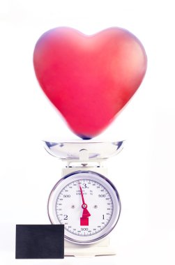 Kırmızı kalp şekli balon izole retro tarzı ölçekte ağırlıklı