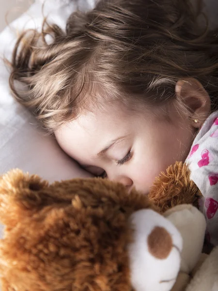 Tatlı çocuk oyuncak ayı ile sleeping — Stok fotoğraf