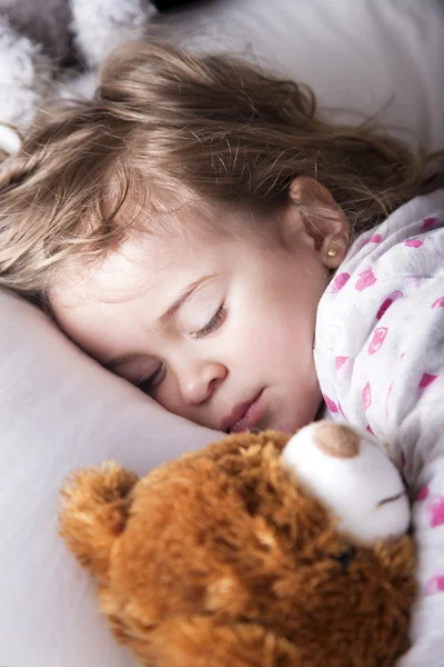 Dulce niño durmiendo con oso de peluche — Foto de Stock