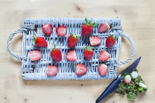 Verse aardbeien op een rieten lade en de rust met mes over vintage Bureau — Stockfoto