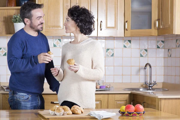 Мужчина и женщина едят домашние кексы — стоковое фото