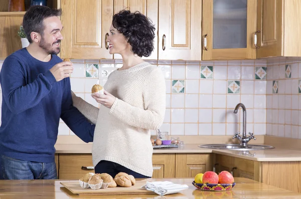 Мужчина и женщина едят домашние кексы — стоковое фото