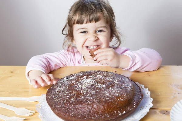 自家製チョコレート ケーキを食べる愛らしい少女 — ストック写真