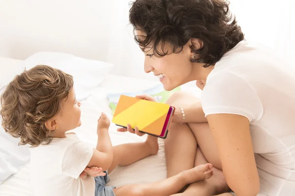 Ung mamma undervisning hennes baby färger — Stockfoto