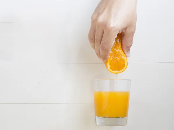 Man hand squeezing juice — Stock Photo, Image