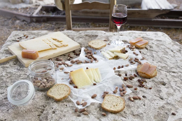 Asseyez-vous et mangez. Chaise vide devant la variété de fromage — Photo