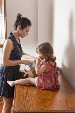 Anne ve kızı bir odada