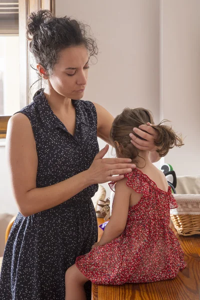 Moeder kammen van het haar van haar dochter — Stockfoto