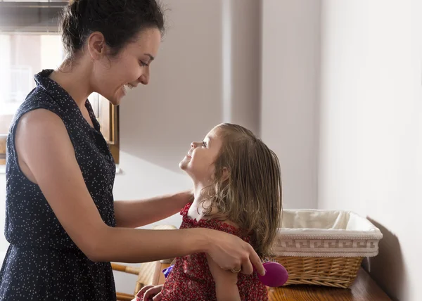 Moeder en dochter kijken elkaar lachend en gelukkig. — Stockfoto