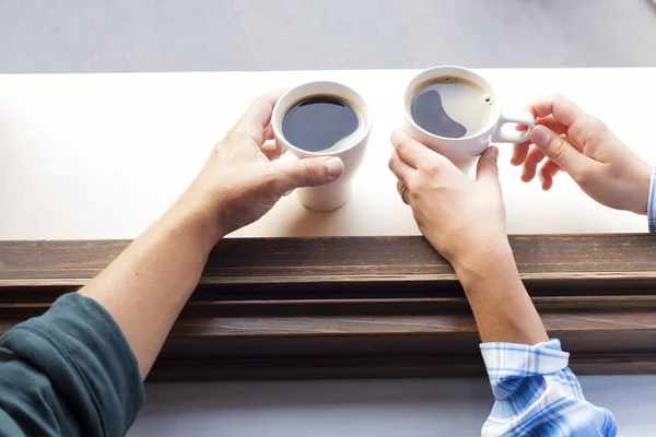 Pareja bebiendo café por la mañana Imagen de stock