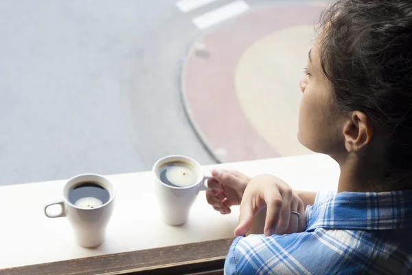 朝のコーヒーを 1 杯を飲むと彼女のボーイ フレンドを待っているリラックスした女性 ロイヤリティフリーのストック写真