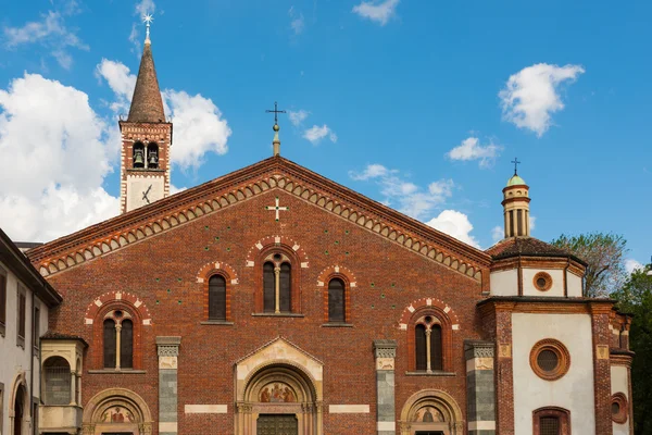 Kerk Sant Eustorgio Milaan voorzijde — Stockfoto