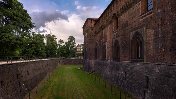 Sforza-slottet och trädgården — Stockfoto