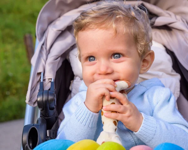 Bellezza infantile giocare con un giocattolo — Foto Stock