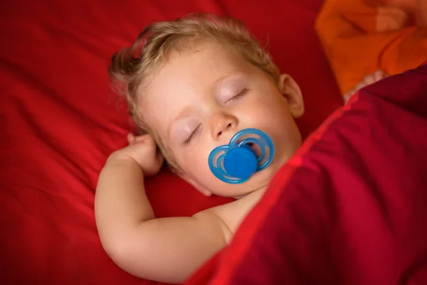 Bambino che dorme con succhietto — Foto Stock
