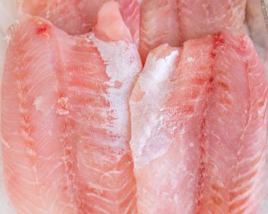 Deniz ürünleri pazarında buzda Afrika levreği filetosu, sağlıklı yaşam konsepti, diyet.